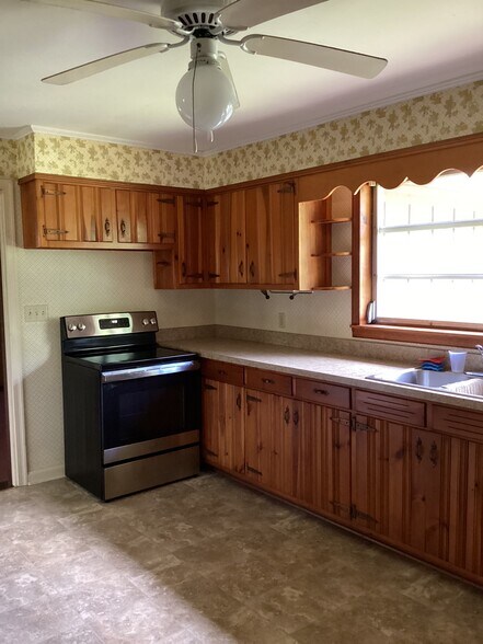 Kitchen. Stove, Dishwasher, Refrigerator Included. - 2679 Highway 105