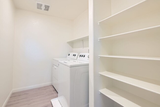 Building Photo - Spacious & Smart: Southern Highlands 4-Bed...