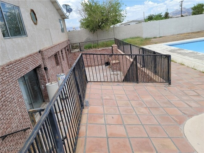 Building Photo - 664 Sky Rd