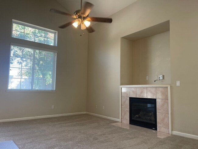 Building Photo - 2733 Sunflower Cir