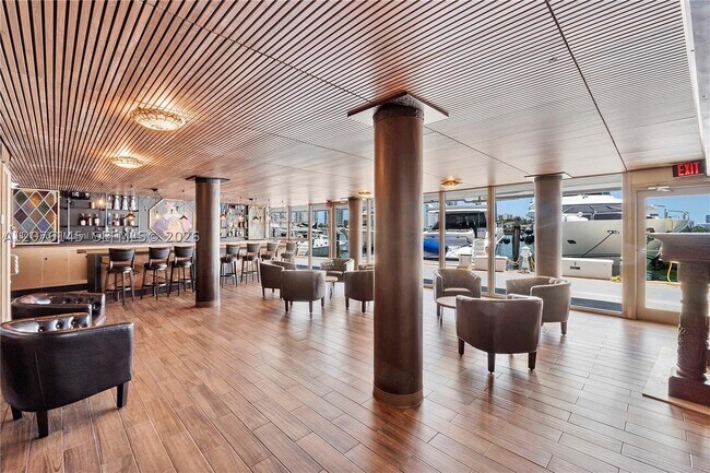 Building Photo - 900 Bay Dr E