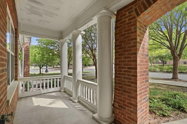 Building Photo - Uptown Charlotte Townhome with Dual Primary Suites