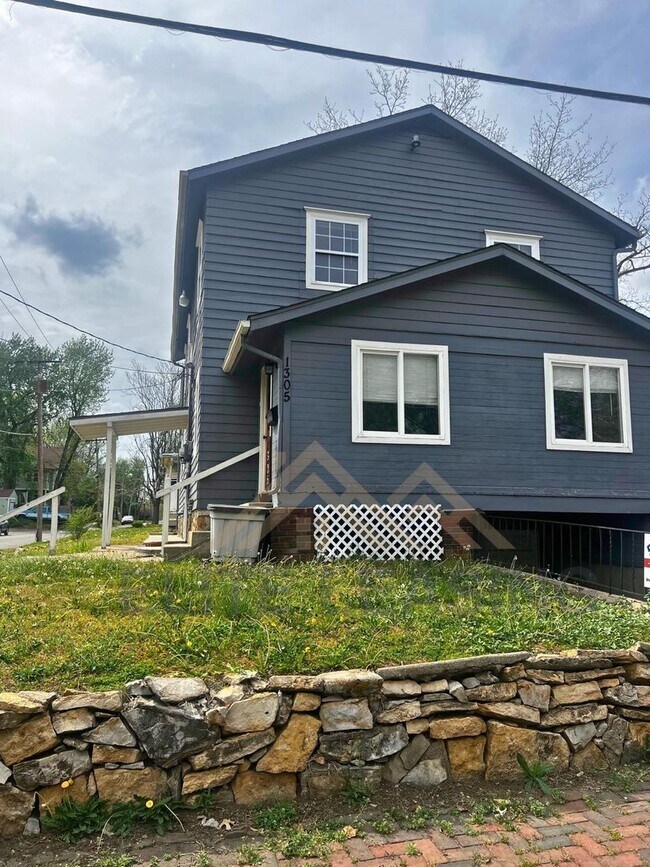 Primary Photo - 1305 SW Clay St
