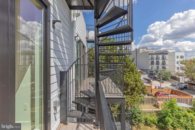 Building Photo - 722 Kenyon St NW