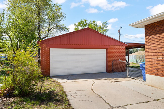 Building Photo - 1337 Cross St