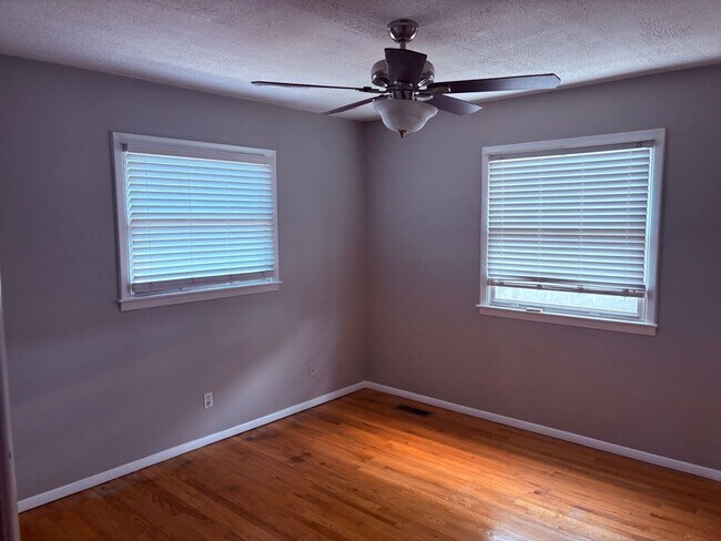 Building Photo - Cozy 4BR One Level Home with Extra Storage and Covered Deck in Knoxville