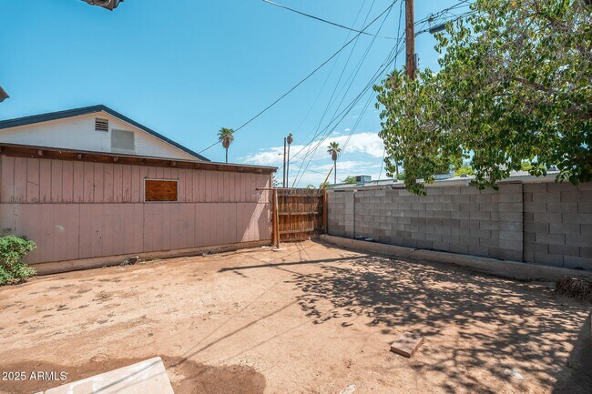 Building Photo - 744 W Coolidge St