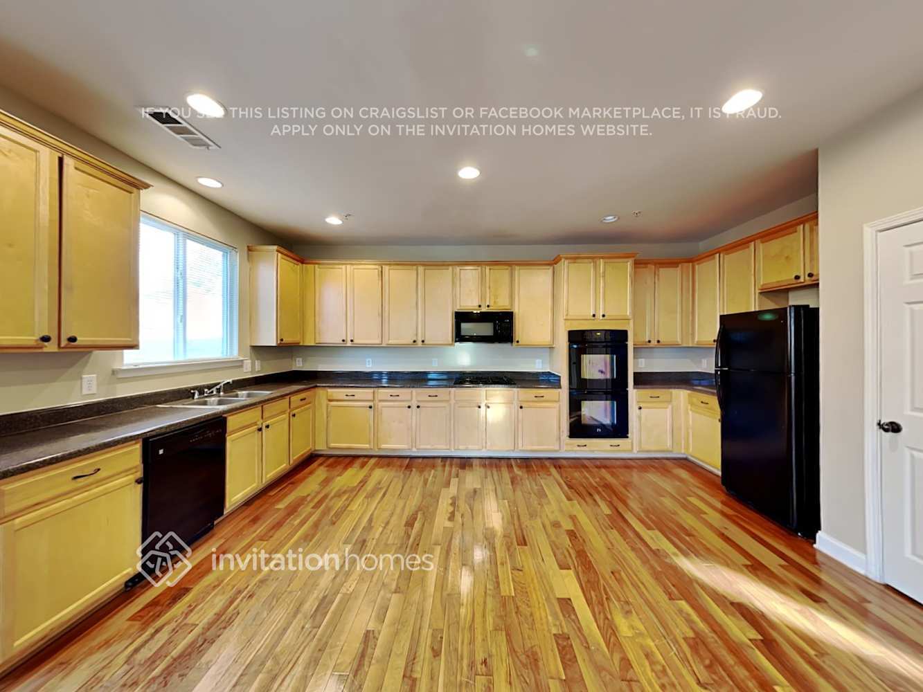 Building Photo - 380 Roseglen Dr NW