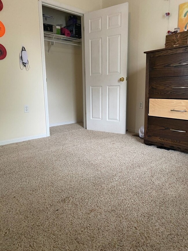 Building Photo - 4 Bedroom Duplex. Close to Campus and Down...