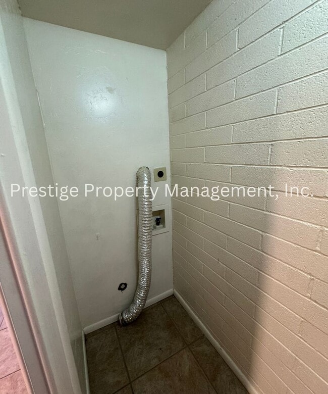 Building Photo - >>Central Gem With Community Pool