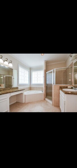 Building Photo - 8002 Stoneyway Dr