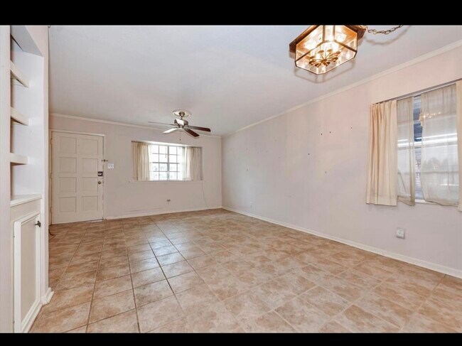 Building Photo - 10122 Shadow Wood Dr