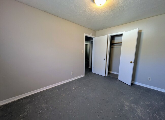 Building Photo - "Cozy 2-Bed, 1-Bath Haven in the Heart of ...