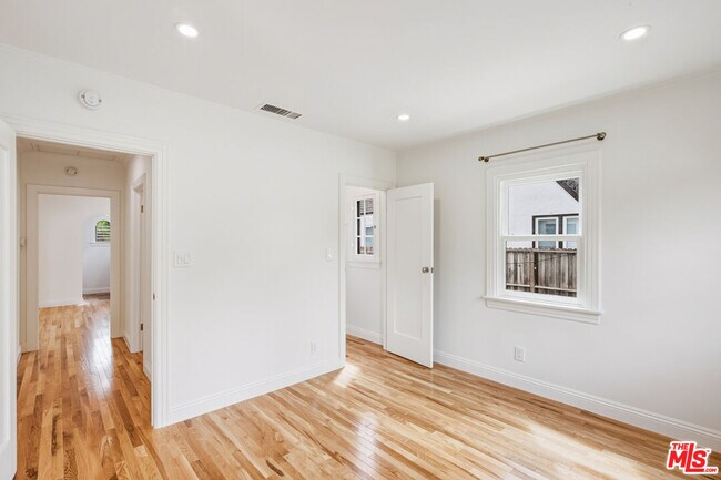 Building Photo - 525 N Crescent Heights Blvd