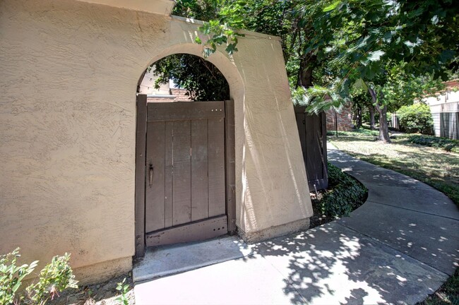 Building Photo - 1 car garage, cental air, washer/dryer in ...