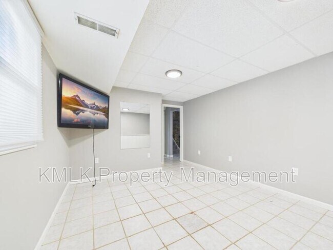 Building Photo - 874 Pleasant St