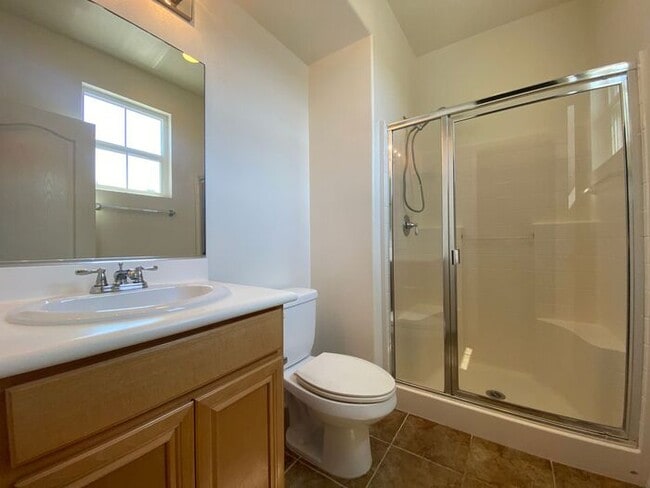 Building Photo - Gorgeous 3 bed 3 1/2 bath Townhome with be...