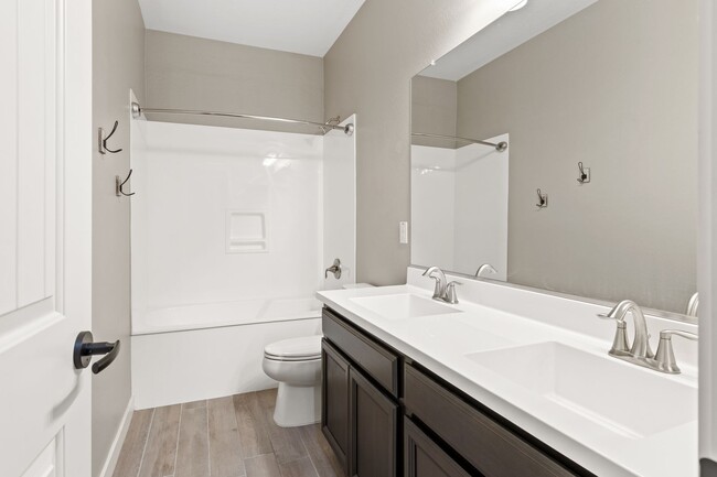 Building Photo - Beautiful 3 bedroom plus den!