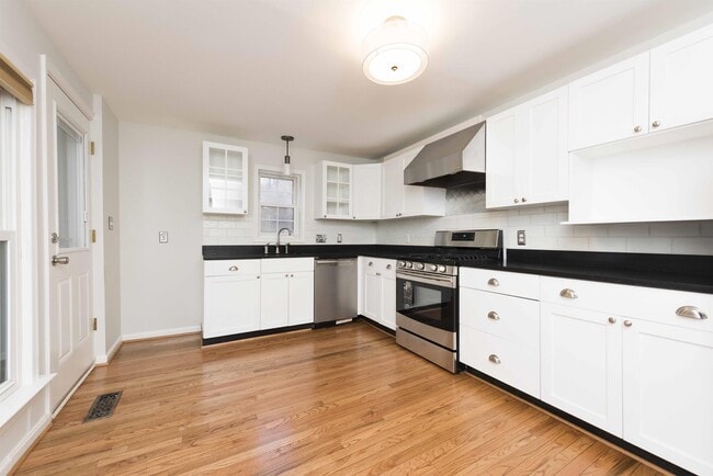 Building Photo - 202 11th St NE