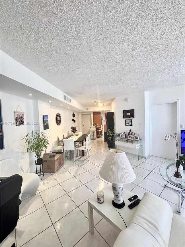 Building Photo - 999 Brickell Bay Dr