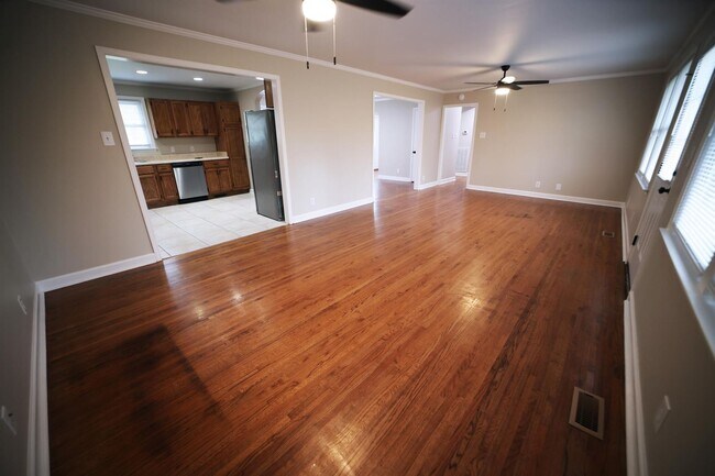 Building Photo - Charming Single-Story Home on a Spacious L...