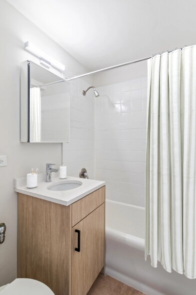 Building Photo - 1204 N LaSalle St