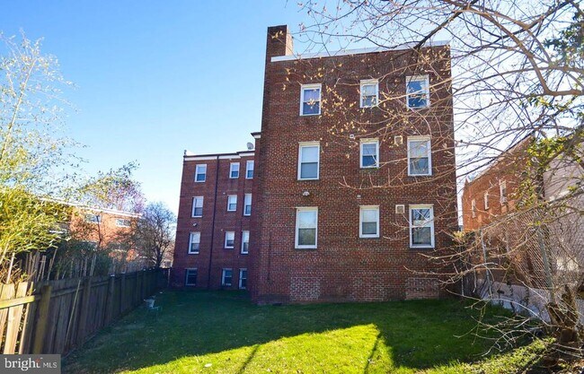 Building Photo - 1380 Bryant St NE