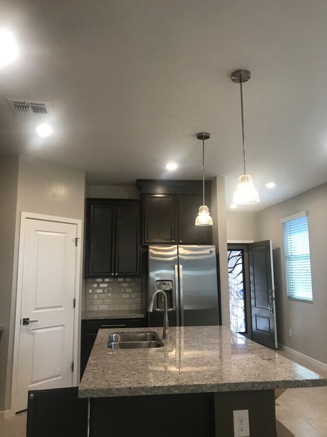 Building Photo - Beautiful Newer 3 bedroom Home Sweetwater ...
