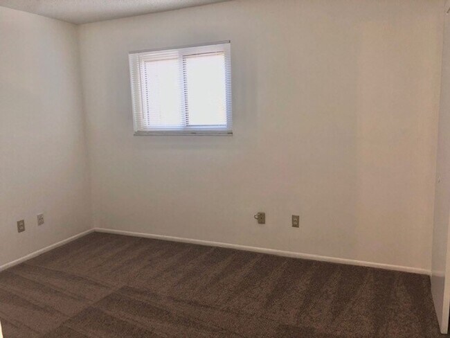 Building Photo - MOVE IN MARCH! 2 Story-Spacious 3 beds 2.5 bath townhouse with attached 2 car garage!!