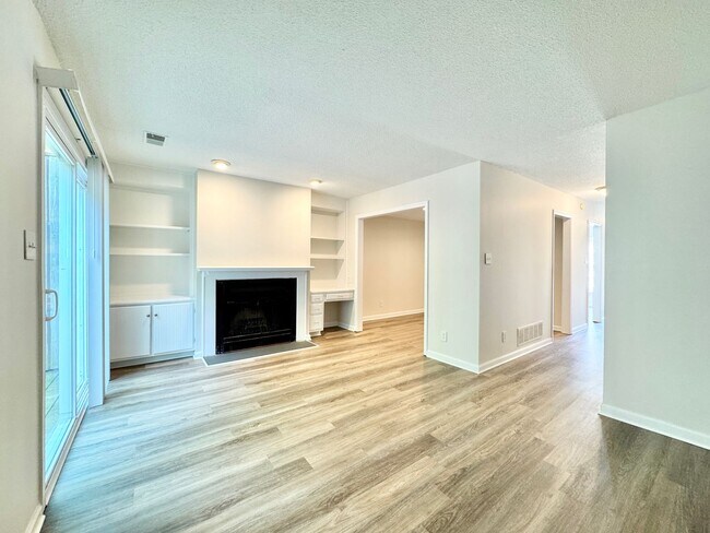Building Photo - 2 Bedroom Townhome in NW Greensboro near parks and Greenway