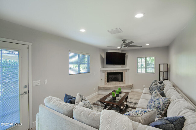 Building Photo - 4233 E Mulberry Dr