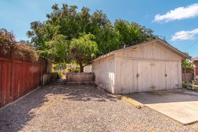 Building Photo - Charming North Park 2 Bedroom with Washer/Dryer, Backyard & Parking!
