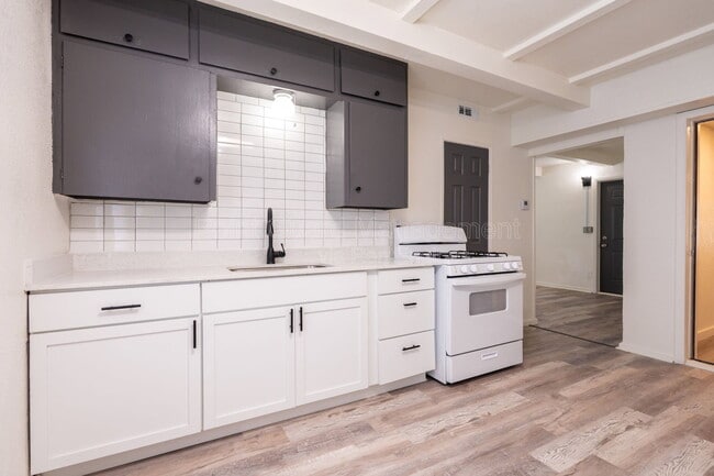 Building Photo - 1325 W Dora St