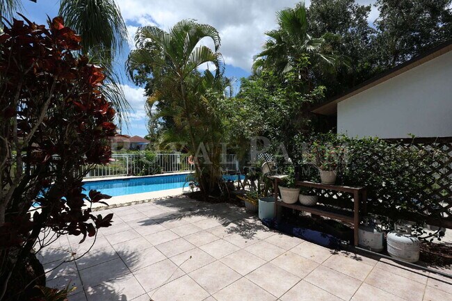 Building Photo - 2 Bed, 2.5 Bath Townhouse with Balcony, Pool & Prime Bonita Springs Location