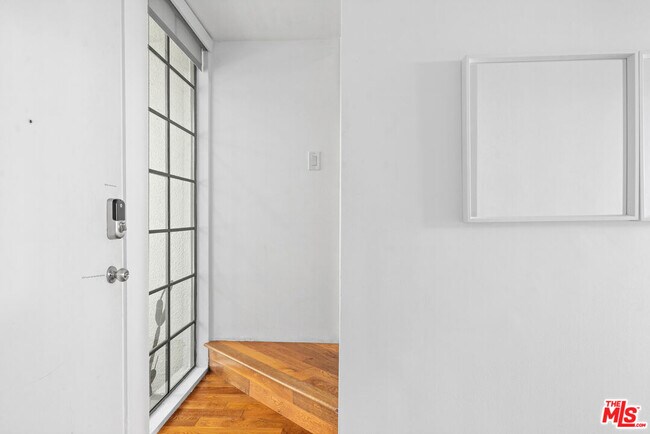 Building Photo - 1015 Marine St