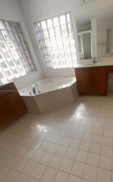 Building Photo - 1309 Alicante Ct