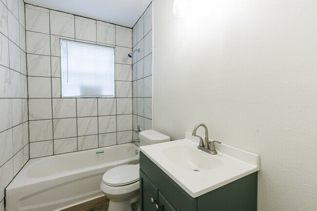 Building Photo - Newly Remodeled Duplex with Modern Touches...