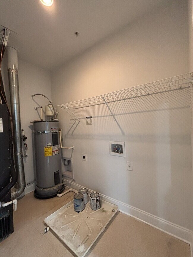 Building Photo - 5565 Colonial Chatsworth Cir