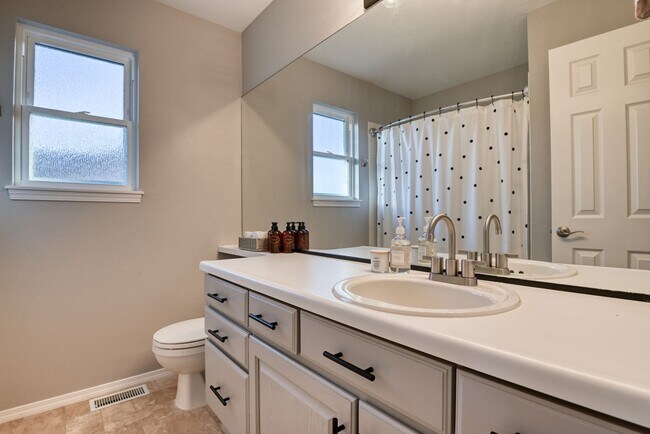 Building Photo - Updated 4 bedroom west Colorado Springs home