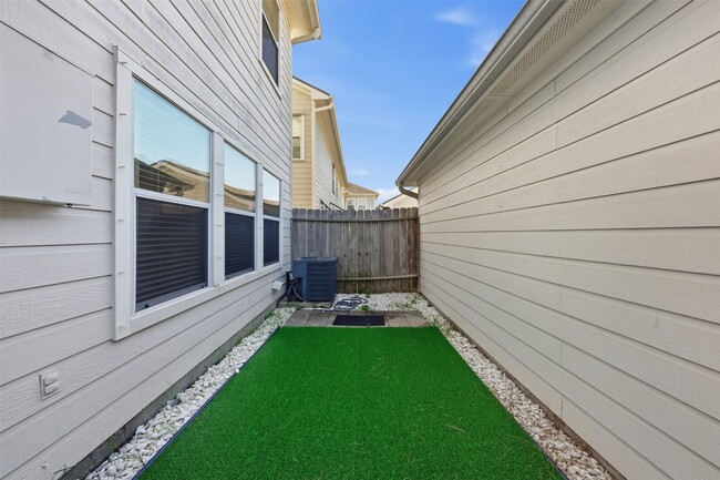 Building Photo - 1929 Kemah Village Dr