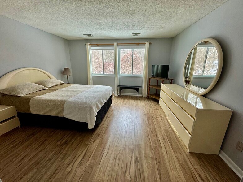 Building Photo - 300 Brittany Farms Rd