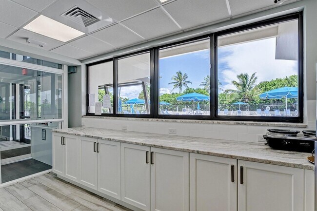 Building Photo - 145 S Ocean Ave