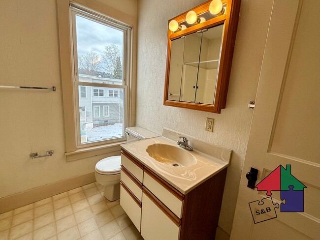 Building Photo - 19 Meadow St