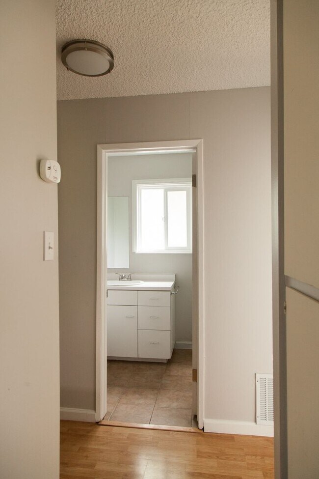 Building Photo - 1133 Laurel Ln