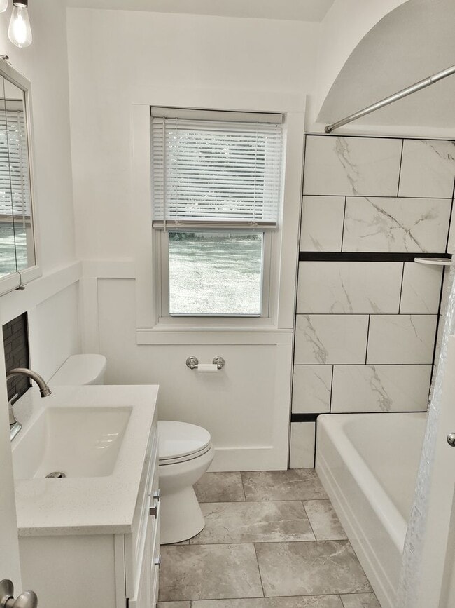 Building Photo - 4 Bed / 2 Bath Single Family Home
