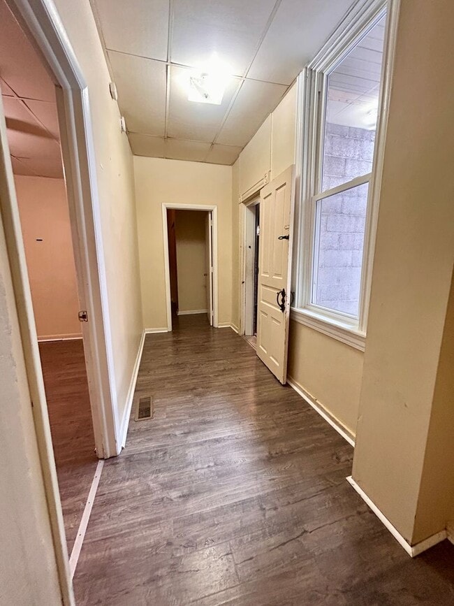 Building Photo - 560 Manor St