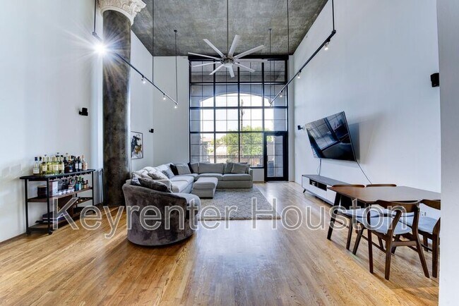 Building Photo - 1005 S Shepherd Dr