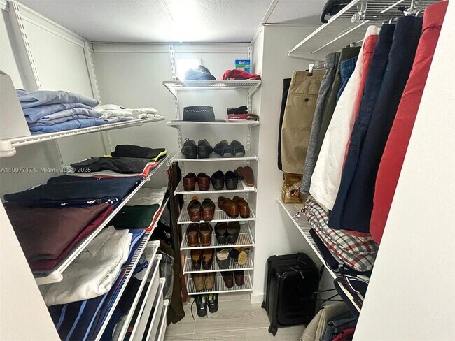 Building Photo - 500 Bayview Dr