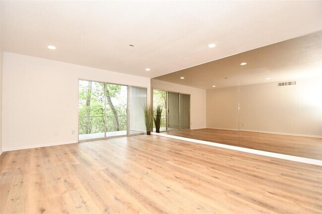 Building Photo - 6529 Bayou Glen Rd