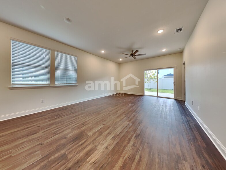 Building Photo - 558 Onate Cir
